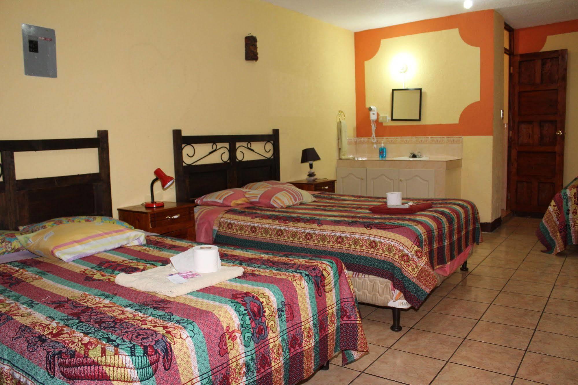 Hotel Kasa Kamelot Quetzaltenango Bagian luar foto